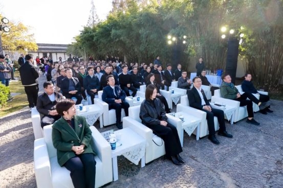 1764428415-46118f1fd5c9156